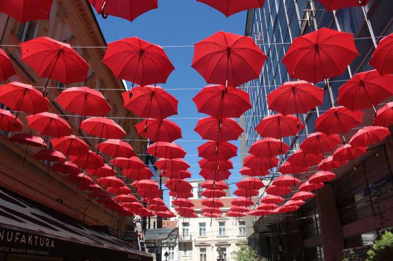 Esernyős utca dekoráció