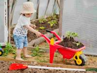 Interaktív játszótér: a kert, avagy a kertészkedést nem lehet elég korán kezdeni