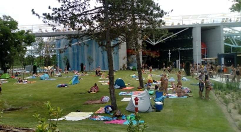 Debrecen új strandja, az Aquaticum - füves napozó